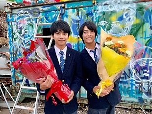 「佐藤勝利＆高橋海人『ブラック校則』撮れたてクランクアップ写真が公開」