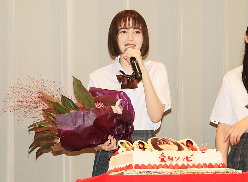 「玉城ティナ、２２歳の誕生日サプライズに感激　「経験を重ねていい女優になりたい」」1枚目/1