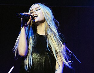 「アヴリル・ラヴィーン、5年ぶりのカナダ公演でいとこが婚約＆5SOSマイケルがサプライズ出演」