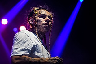 「6ix9ine(シックスナイン)、約10億円で新たなレコード契約を締結」