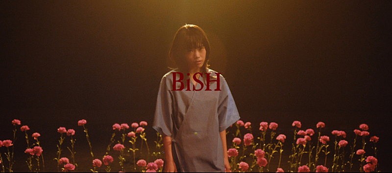 BiSH「BiSH、アイナ作曲＆モモコ作詞「リズム」MV＆緑のカップ麺を食べる新ビジュアル公開」1枚目/10