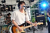 新田真剣佑「新田真剣佑×北村匠海主演『サヨナラまでの30分』、【りんご音楽祭】撮影レポートが到着」1枚目/4