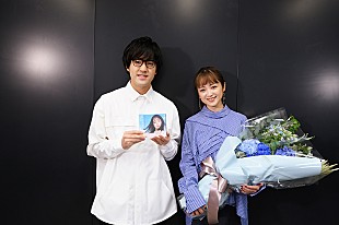 「DJ和『ラブとポップ』が10万枚突破、ジャケット登場の安達祐実に花束贈呈」