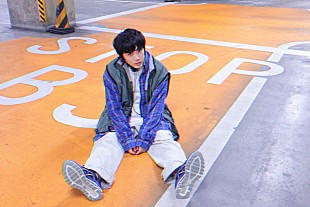 「Momが新曲「マスク」配信、MVコンセプトは「現実では起こり得ない“ズレ”」」