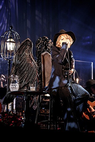 「HYDE、アコースティックコンサート【黑ミサ BIRTHDAY】映像作品リリース決定」