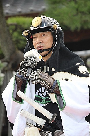 「堤真一、岡村隆史と忠臣蔵の聖地でヒット祈願　大石内蔵助の墓前で「申し訳ありませんでした」」