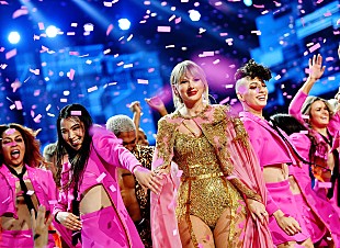 「テイラー・スウィフト、【2019 AMAs】で5部門受賞　史上最多受賞記録を更新」