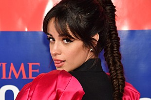 「カミラ・カベロ、挑戦を受けケンジントン宮殿から鉛筆をくすねたことを認め謝罪」