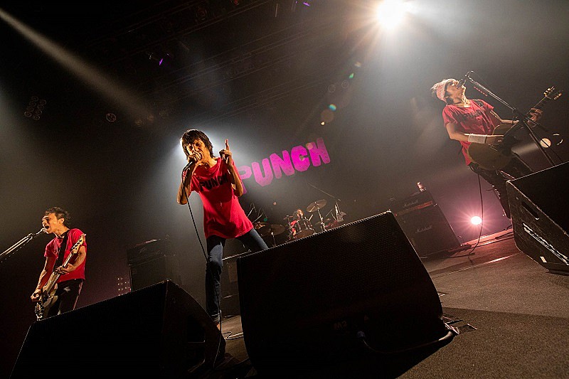 ＜ライブレポート＞ザ・クロマニヨンズ、常に最大瞬間風速な全国ツアー【PUNCH】の東京公演を開催 