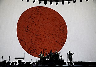 「U2、名盤『ヨシュア・トゥリー』に新たな命を吹き込んだ13年ぶりの来日公演ロング・レポート」