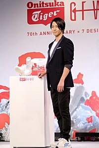 山下智久、オニツカタイガーとのコラボシューズを発表 「僕のすべてを