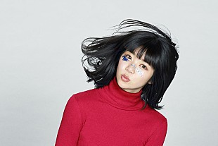 「眉村ちあきの新曲「おばあちゃんがサイドスロー」MV公開、「謎は深まるばかりです」」