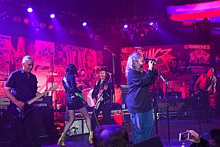 「ニルヴァーナ、チャリティー公演で元メンバーが再結成　ベック＆セイント・ヴィンセントも参加」