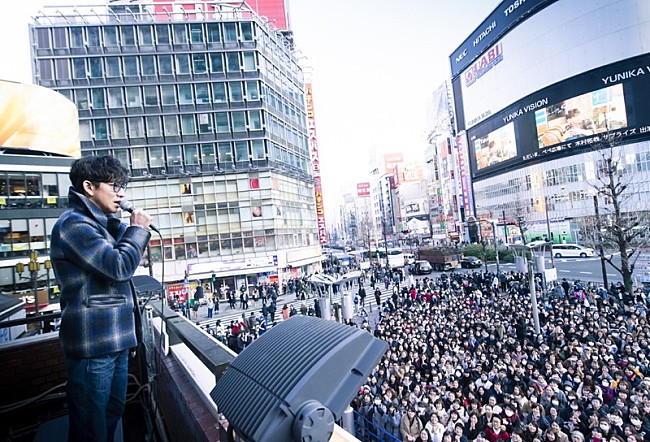 木村拓哉「木村拓哉「振り返ってみてください！」――新宿にサプライズ登場」1枚目/1