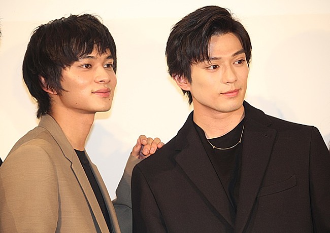 「北村匠海＆新田真剣佑ら、サプライズで青学に登場！　「葛藤を乗り越える方法はサウナ」」1枚目/1