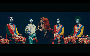 「ちゃんみな、クレイジーな新作ミュージックビデオ公開＆SKY-HIら招いた対バンツアー」