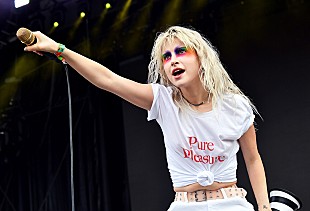 「パラモアのヘイリー・ウィリアムス、ソロ曲「SIMMER」を今週リリース」