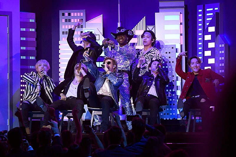 第62回グラミー賞】リル・ナズ・Xが「オールド・タウン・ロード」披露、BTSが初パフォーマンス