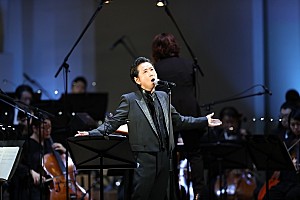 ＜ライブレポート＞藤井フミヤが紡ぎ出す2時間の物語 西本智実との