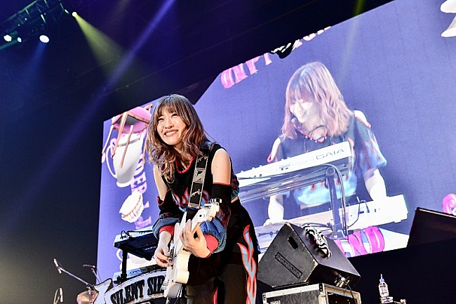 SILENT SIREN「【CDJ19/20】SILENT SIRENがノンストップのパフォーマンスでお祭り状態化させ沸かせ続ける＜ライブレポート＞」1枚目/7