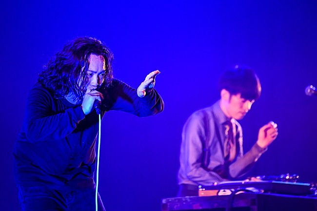 「【CDJ19/20】Creepy Nutsが観客を“合法的”にトバし“助演”の枠には収まらない輝きを放ちロックの現場を制する＜ライブレポート＞」1枚目/7