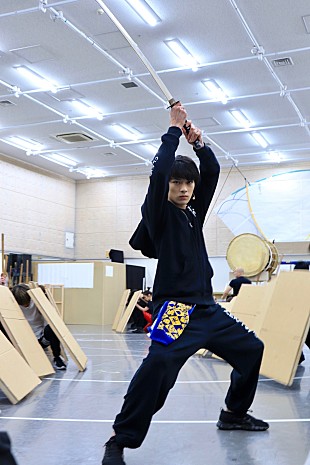 「新田真剣佑「必死でみんなで仕上げた」　地球ゴ－ジャス新作稽古で殺陣＆歌声を披露」