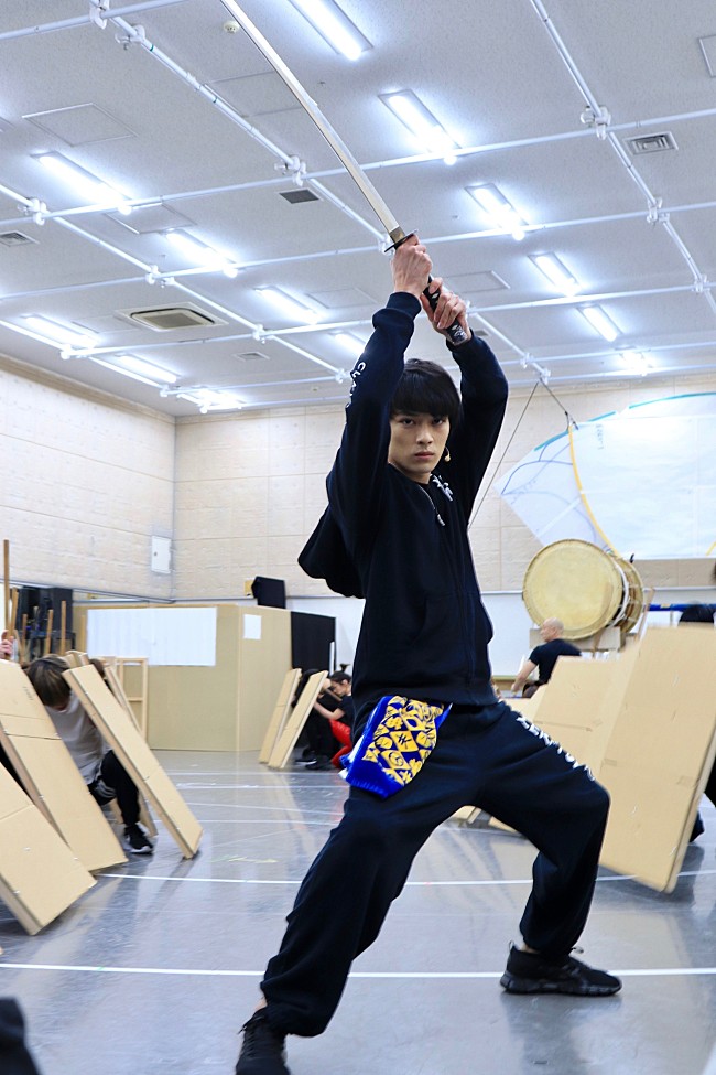 「新田真剣佑「必死でみんなで仕上げた」　地球ゴ－ジャス新作稽古で殺陣＆歌声を披露」1枚目/1