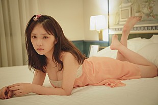 「与田祐希（乃木坂46）、ベッドの上でのキャミソール×すっぴんショット公開」