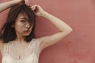 「秋元真夏（乃木坂46）、大人の表情＆谷間が見えるイタリアでのカット公開」