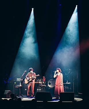 「moumoon、2人体制ラストライブから「Hello, shooting-star」公開」