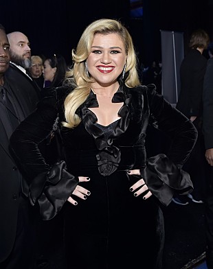 「ケリー・クラークソン、【2020 #BBMAs】の司会に決定」