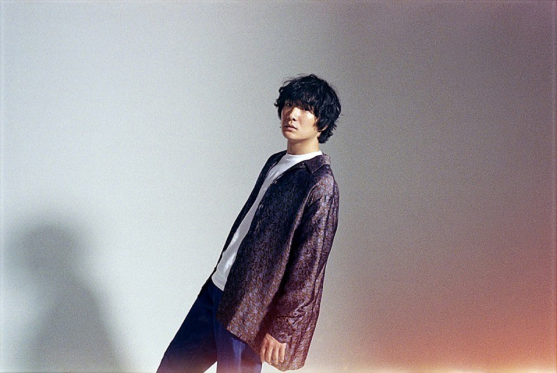 石崎ひゅーい、3/11リリースの新曲「パレード」MV公開　銀世界で孤独を歌う1発撮り