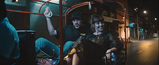 「オー・ワンダー、「大丈夫じゃなくてもうまくいく」と歌う「How It Goes」MVを全編ワンカットで撮影」