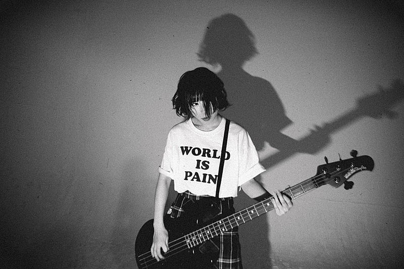 「PEDRO(アユニ・D)、新作EP『衝動人間倶楽部』より、全編16mmフィルムカメラで収録した「WORLD IS PAIN」MV公開」1枚目/3