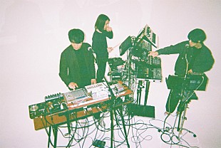 「avengers in sci-fi (in sync)、打ち込み中心のドラムレスセットライブ配信決定」