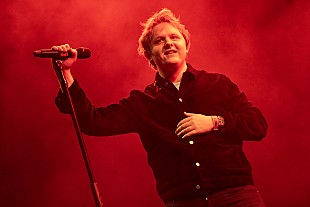 「ルイス・キャパルディ、自分が生まれた日にNo.1だった楽曲をカヴァーするYouTube新企画をキックオフ」