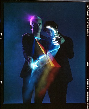 「アヴァランチーズ、リヴァース・クオモ参加の新曲「ランニング・レッド・ライツ」をリリース」