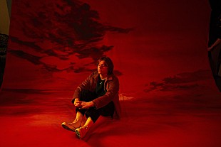 「ルイス・キャパルディ、ケミカル・ブラザーズ＆ノエル・ギャラガーの名曲をYouTube Originals新番組でカヴァー」