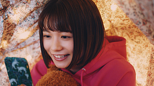 「足立佳奈、ライブ配信アプリ「HAKUNA」とのコラボCM公開」