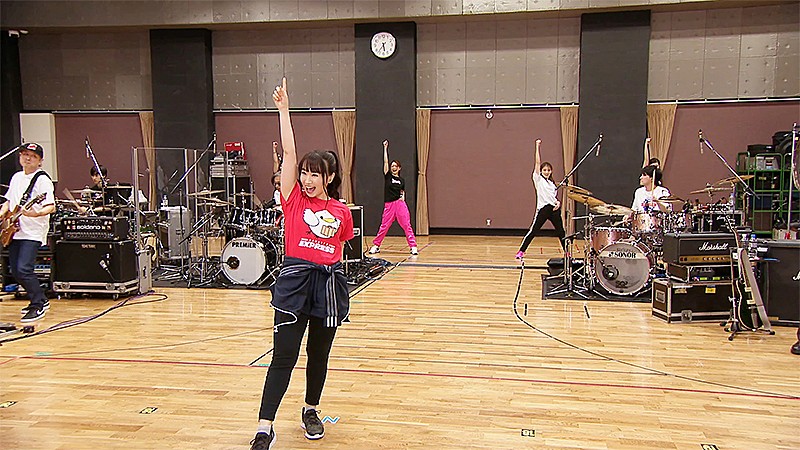 水樹奈々、スタジオミニライブ映像を期間限定配信　「UPSETTER」「つがざくら」の2曲を披露