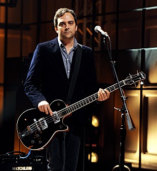 「ファウンテンズ・オブ・ウェインのアダム・シュレシンジャー、新型コロナ合併症で死去」