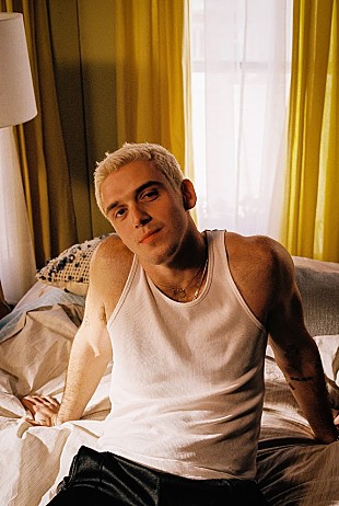 「LAUV（ラウヴ）、SNSを駆使した「Modern Loneliness」の新MV公開」