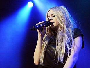 「アヴリル・ラヴィーン、パンデミックの最前線で働く人々を支援する「We Are Warriors」リリースへ」