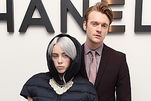 「ビリー・アイリッシュ&amp;フィニアス、社会貢献ライブ・シリーズ【Pay It Forward】のため約40分の自宅パフォーマンスを披露」