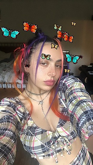 「チャーリーXCX、自宅制作の「フォーエバー」公式MV公開＆2ndシングル「クローズ」リリース」