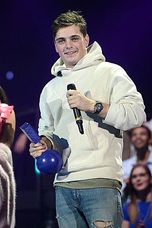 「マーティン・ギャリックス、22階建ての展望台より約20分のライブを披露」