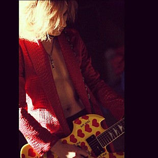 「YOSHIKI、HIDEの命日にLAより追悼生配信　「次にHIDEに会えるのはいつになるんだろう」」