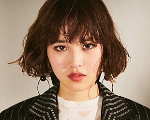 「Rei、リスペクトするアーティストの楽曲を弾き語り」