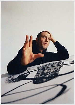 「ザ・マッカビーズの元フロントマン、オーランド・ウィークスがデビューALリリースへ」