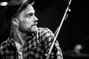 「アウスゲイル、3rdアルバム『ベリー・ザ・ムーン』日本盤発売＆ロンドンでのセッション映像公開」